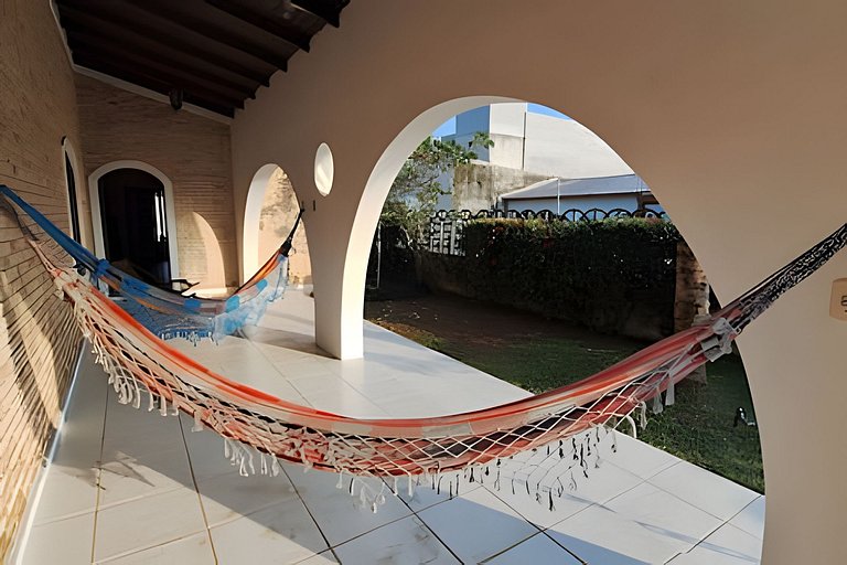 Estilo colonial com piscina e perto da praia