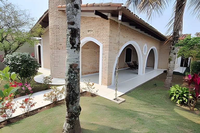 Estilo colonial com piscina e perto da praia
