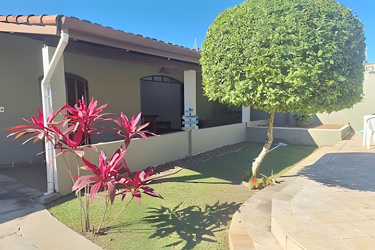 Estilo colonial com piscina e perto da praia