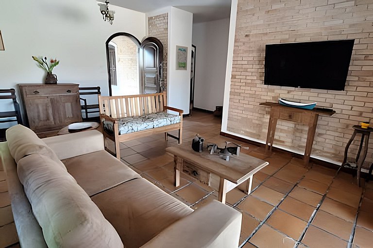 Estilo colonial com piscina e perto da praia