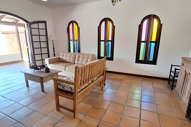 Estilo colonial com piscina e perto da praia