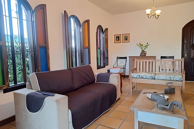 Estilo colonial com piscina e perto da praia