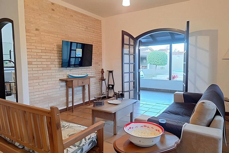 Estilo colonial com piscina e perto da praia