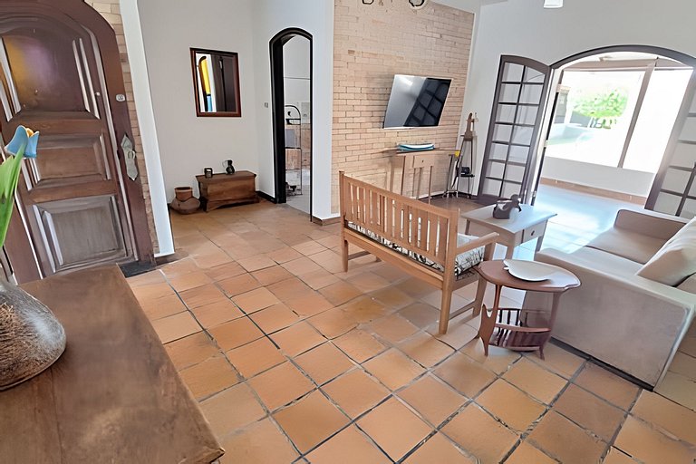 Estilo colonial com piscina e perto da praia