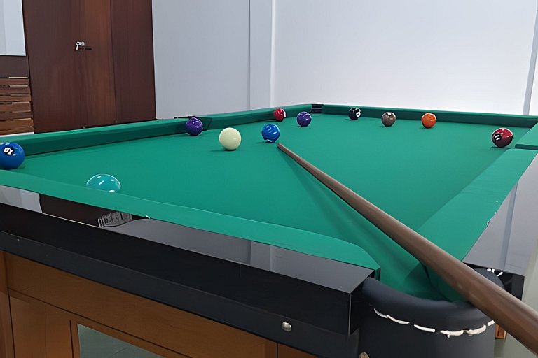 Estilo colonial com piscina e perto da praia