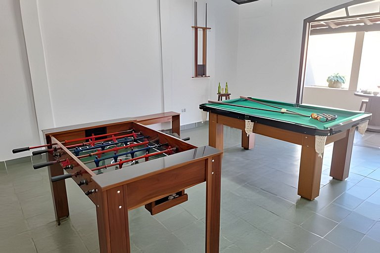 Estilo colonial com piscina e perto da praia