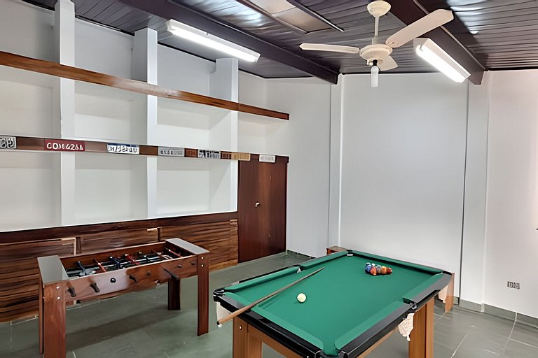 Estilo colonial com piscina e perto da praia