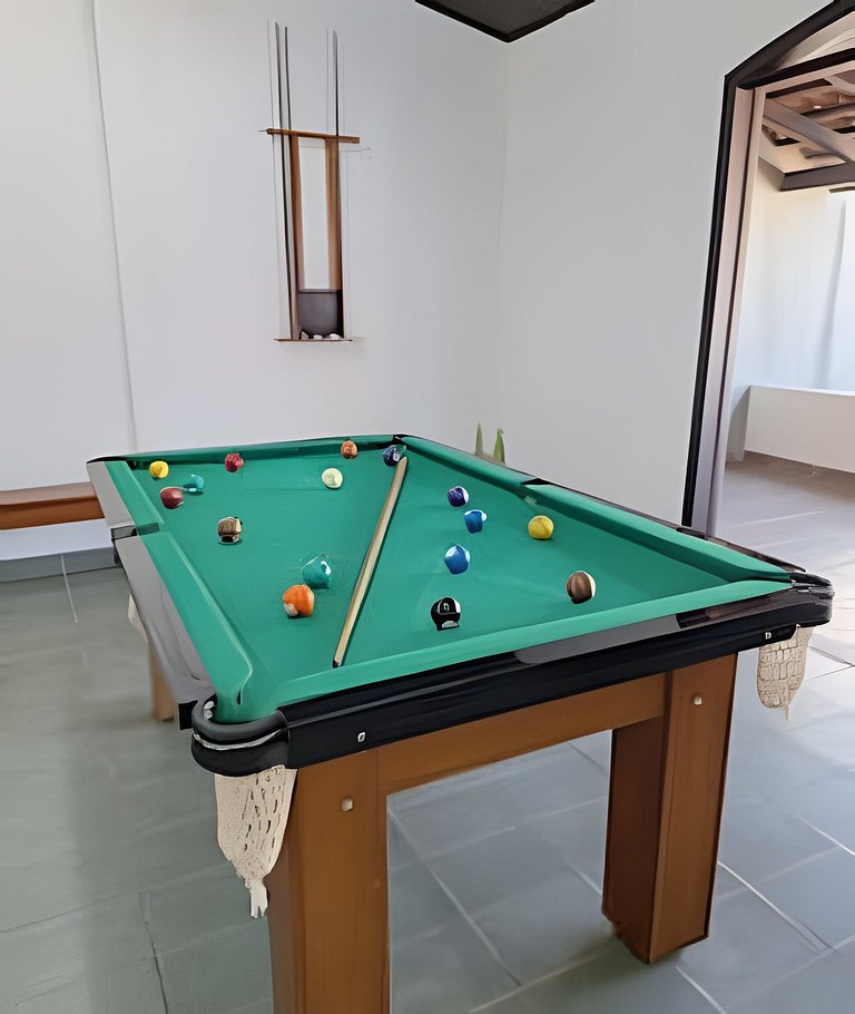 Estilo colonial com piscina e perto da praia