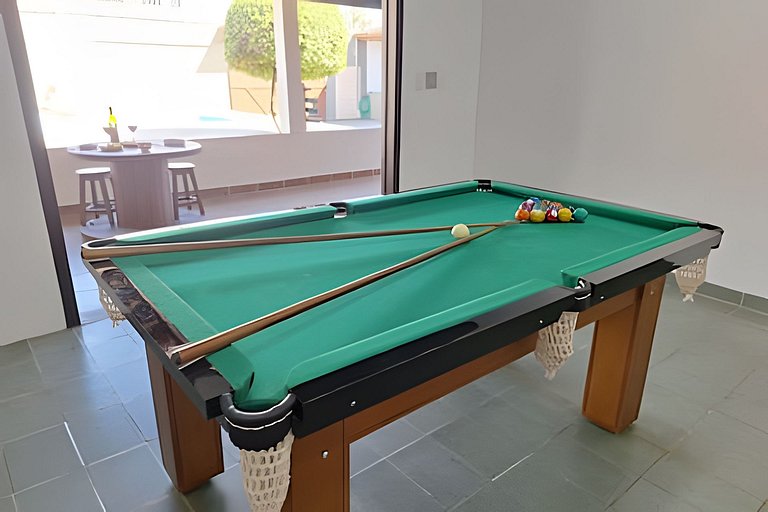 Estilo colonial com piscina e perto da praia