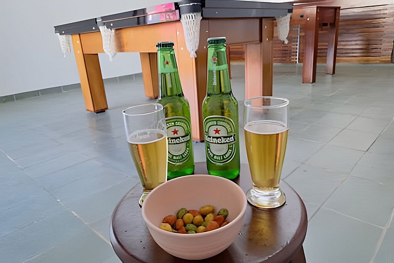 Estilo colonial com piscina e perto da praia