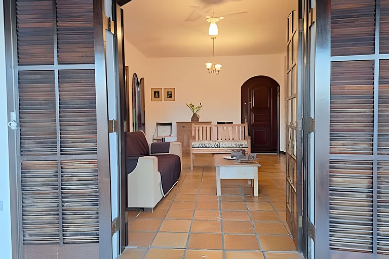 Estilo colonial com piscina e perto da praia