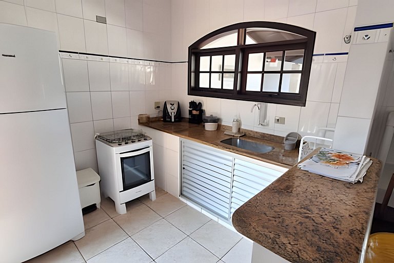 Estilo colonial com piscina e perto da praia