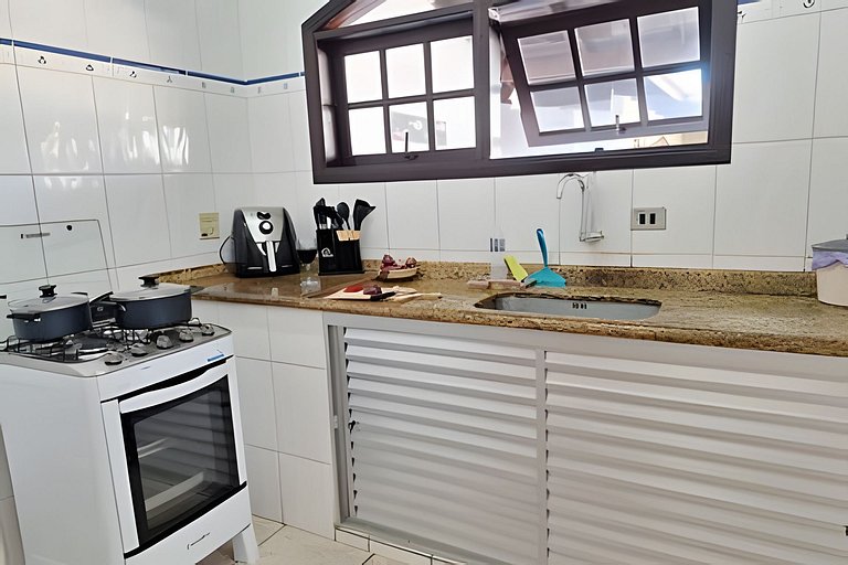 Estilo colonial com piscina e perto da praia