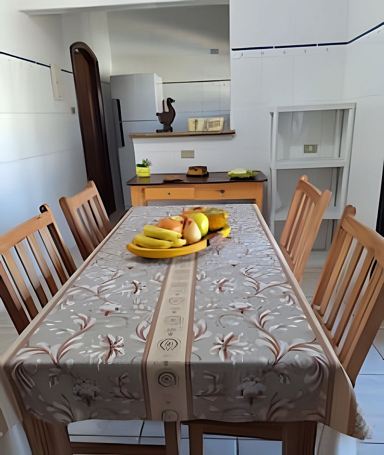 Estilo colonial com piscina e perto da praia