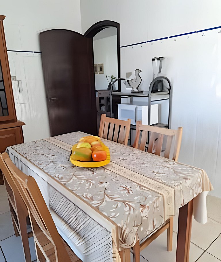 Estilo colonial com piscina e perto da praia