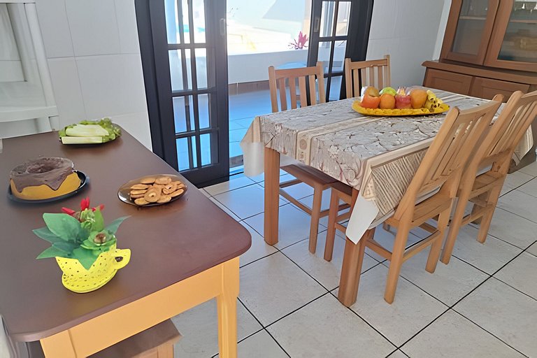 Estilo colonial com piscina e perto da praia