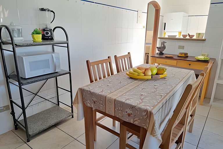 Estilo colonial com piscina e perto da praia