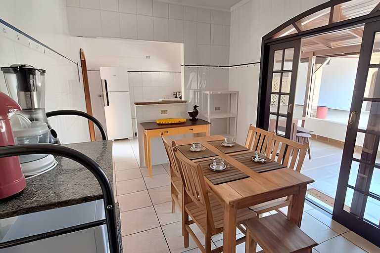 Estilo colonial com piscina e perto da praia