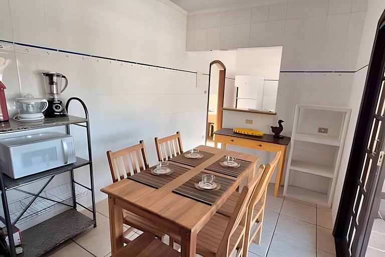 Estilo colonial com piscina e perto da praia