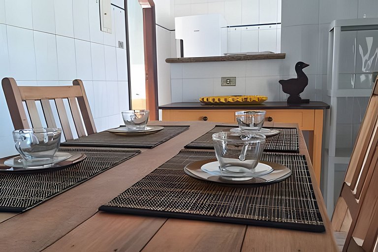 Estilo colonial com piscina e perto da praia