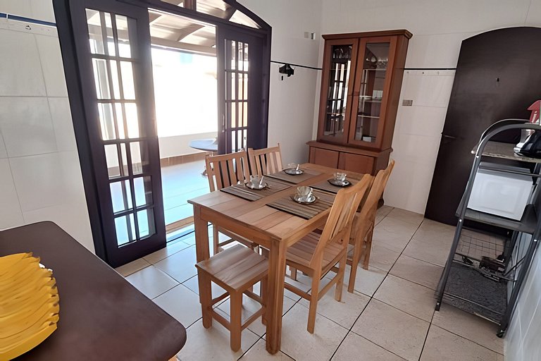 Estilo colonial com piscina e perto da praia