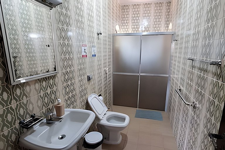 Estilo colonial com piscina e perto da praia