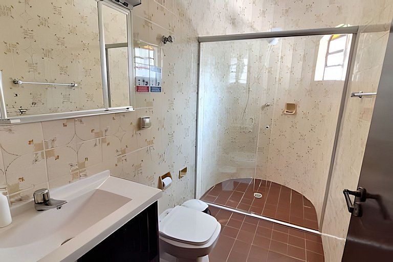 Estilo colonial com piscina e perto da praia