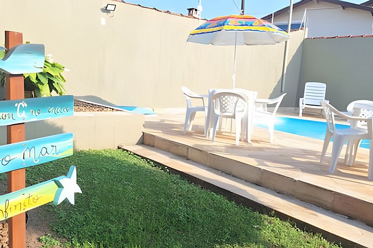 Estilo colonial com piscina e perto da praia