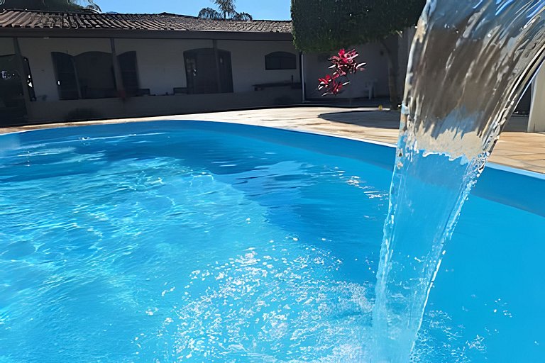 Estilo colonial com piscina e perto da praia