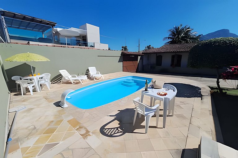 Estilo colonial com piscina e perto da praia