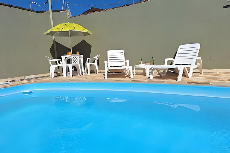 Estilo colonial com piscina e perto da praia