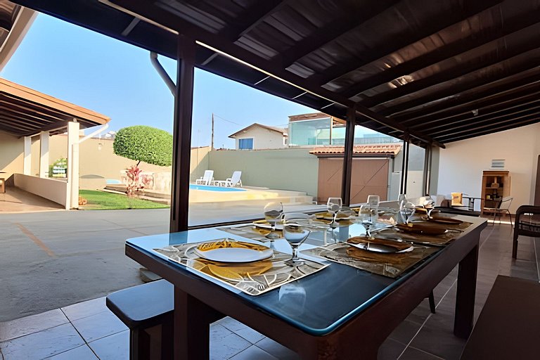 Estilo colonial com piscina e perto da praia