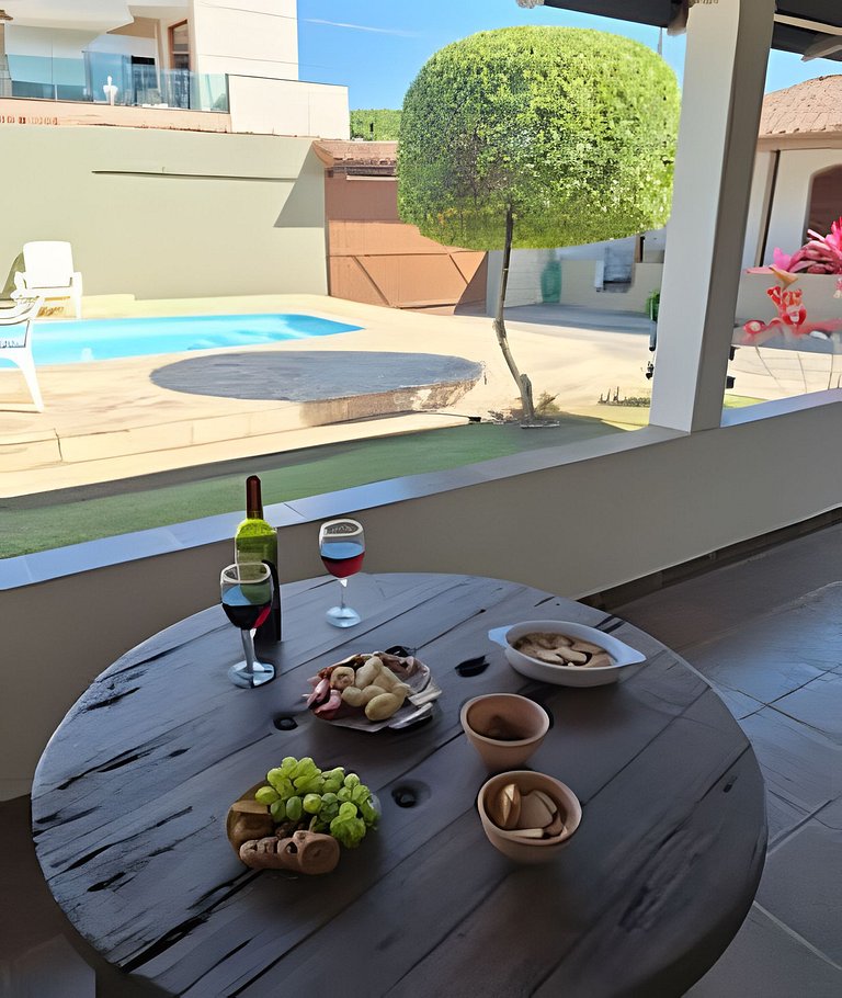 Estilo colonial com piscina e perto da praia