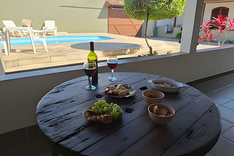 Estilo colonial com piscina e perto da praia