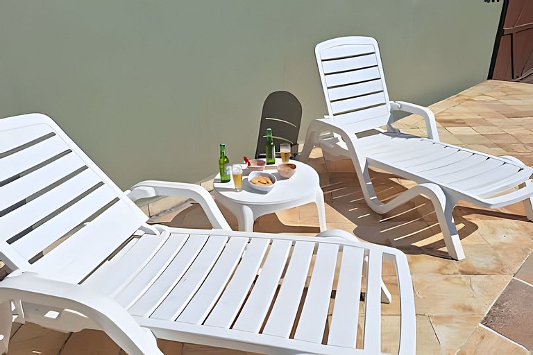 Estilo colonial com piscina e perto da praia