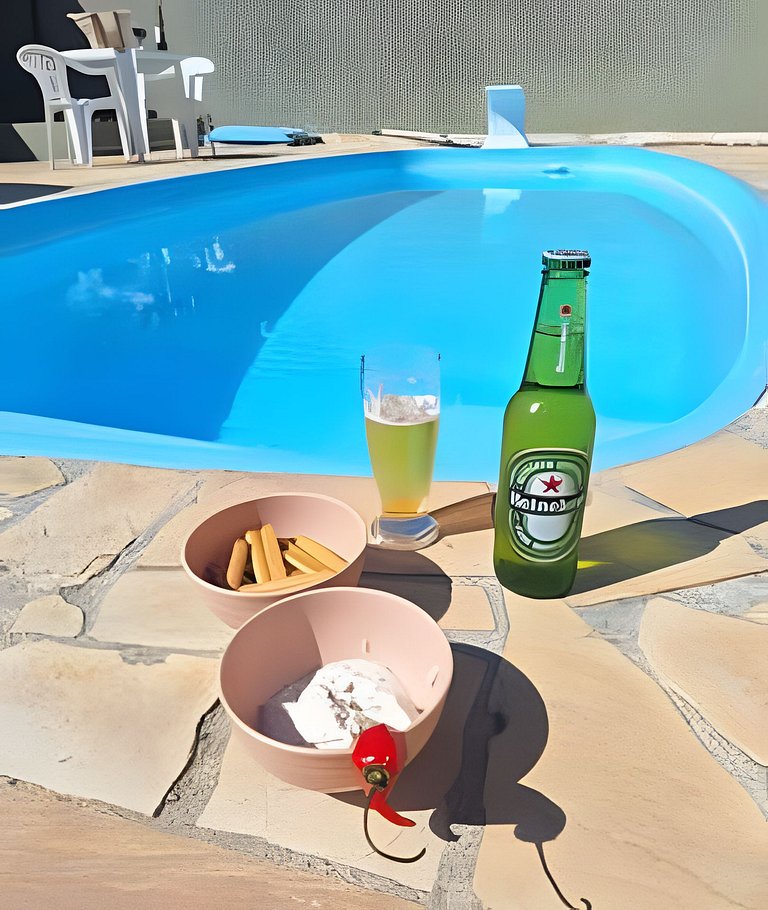 Estilo colonial com piscina e perto da praia