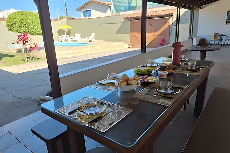 Estilo colonial com piscina e perto da praia