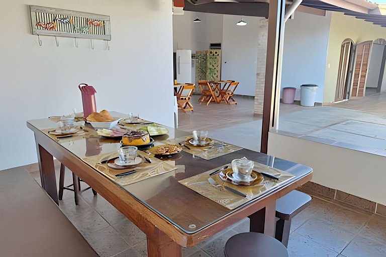 Estilo colonial com piscina e perto da praia