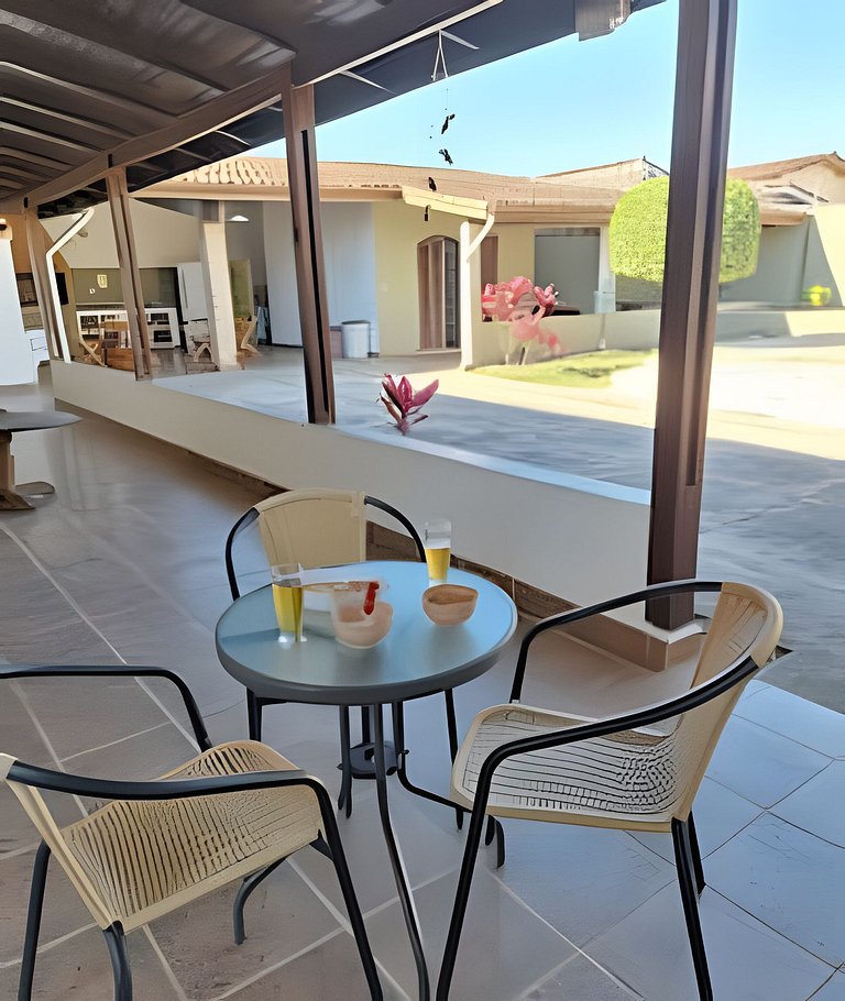 Estilo colonial com piscina e perto da praia