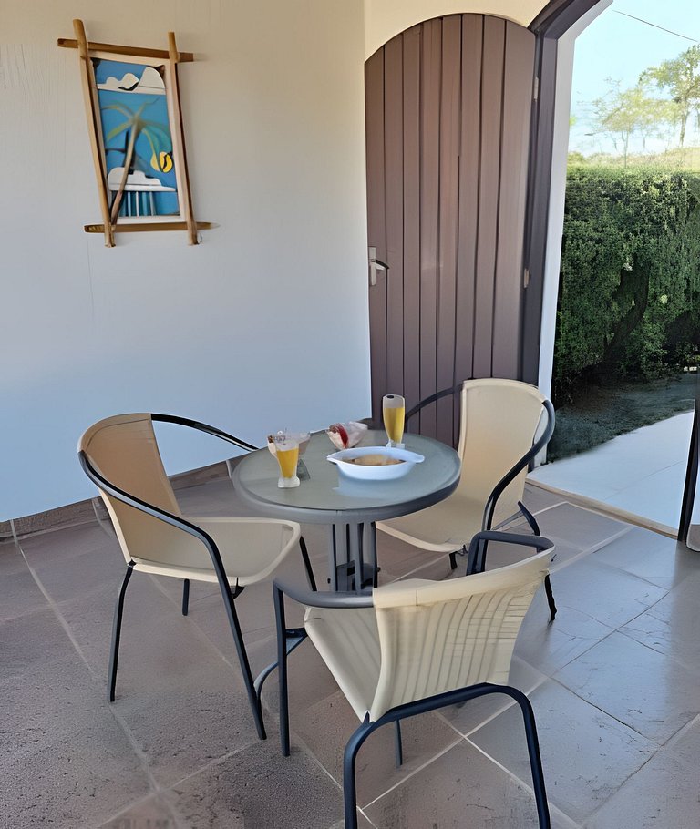 Estilo colonial com piscina e perto da praia