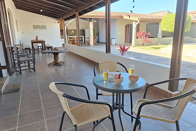 Estilo colonial com piscina e perto da praia