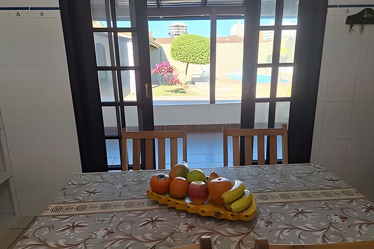 Estilo colonial com piscina e perto da praia