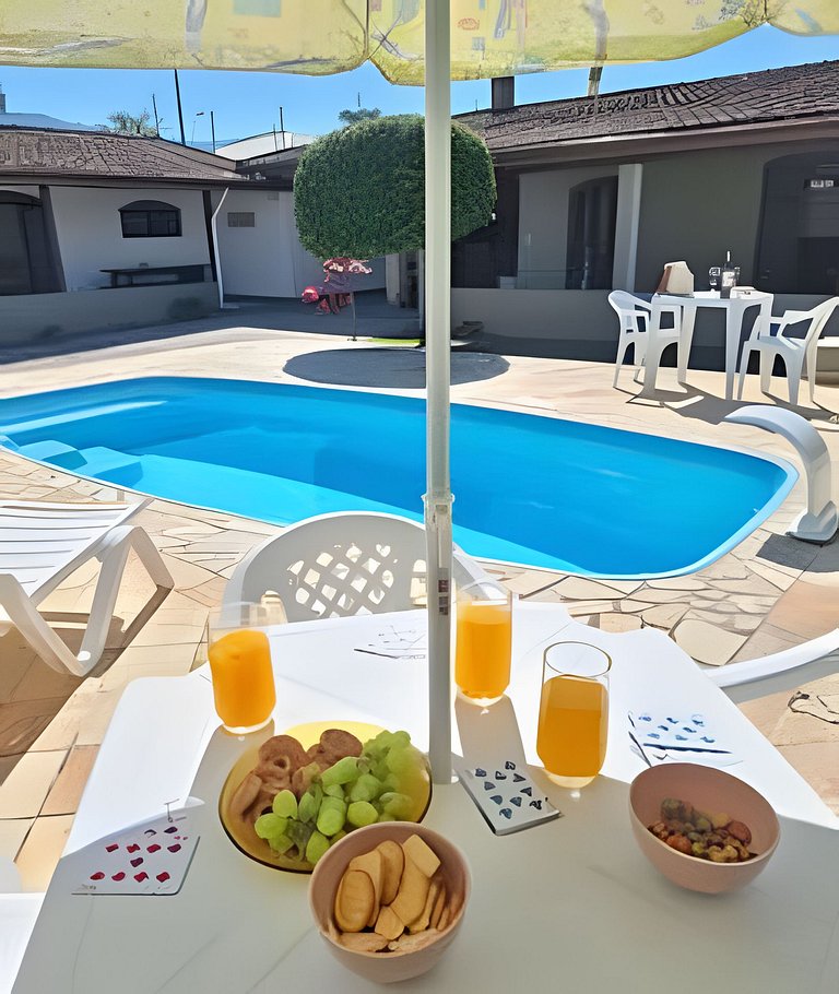 Estilo colonial com piscina e perto da praia