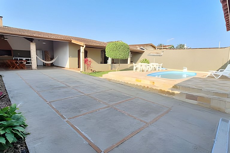 Estilo colonial com piscina e perto da praia