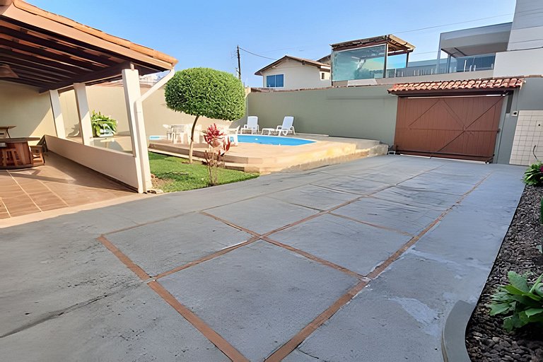 Estilo colonial com piscina e perto da praia