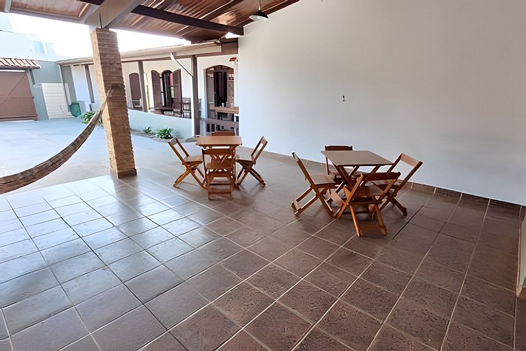 Estilo colonial com piscina e perto da praia