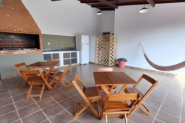 Estilo colonial com piscina e perto da praia