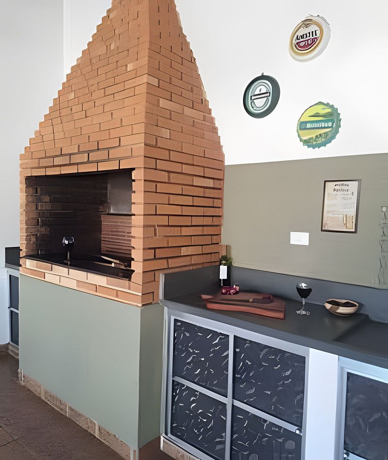 Estilo colonial com piscina e perto da praia