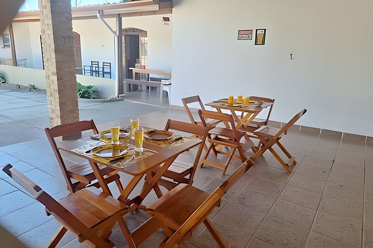 Estilo colonial com piscina e perto da praia