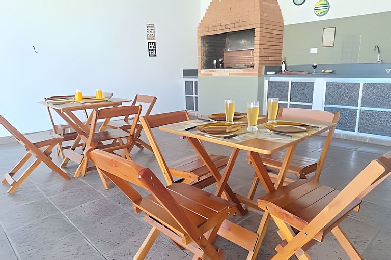 Estilo colonial com piscina e perto da praia